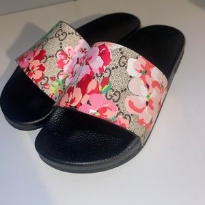 Gucci Wmns GG supreme slides “blooms”